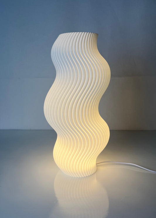 VOBBEL - Vacker och vågad bordslampa