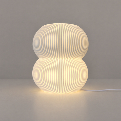 PLUMP fönsterlampa i vitt – neutral studiobakgrund