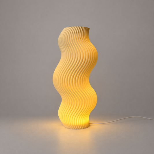 VOBBEL bordslampa i beige – neutral studiobakgrund